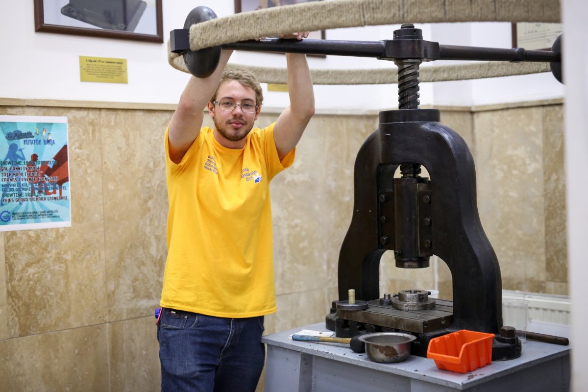 Készítsen Bánki Donát emlékérmét!