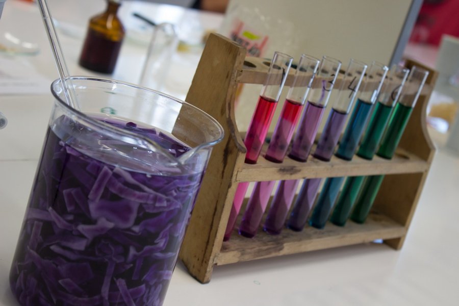 Színezd újra!- az élet színes oldata a kémia laborban
