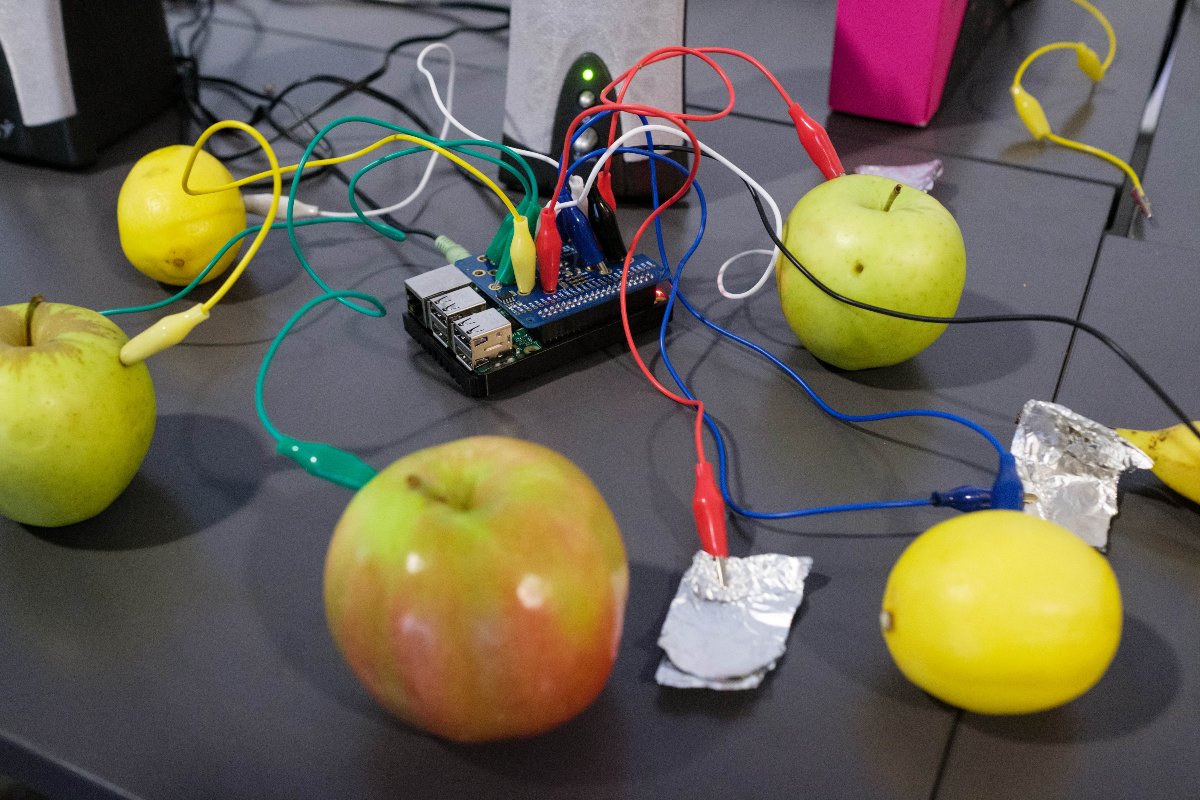 Ember-gép kapcsolati interfészen alapuló játékok, Robotmanipuláció a kiterjesztett valóságban